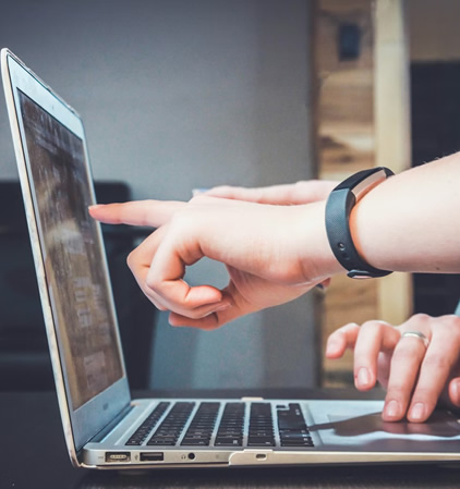 Equipo editorial trabajando en contenidos digitales